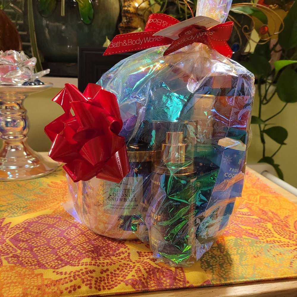 Frosted coconut snowball 8pc gift set Bath&Body works Nwt
